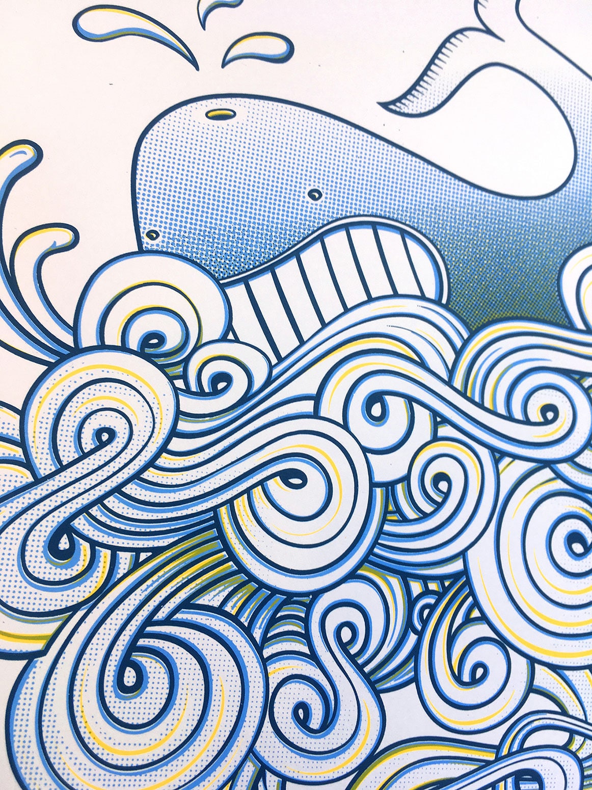 détail de l'affiche déco serigraphie baleine bleu sur la mer